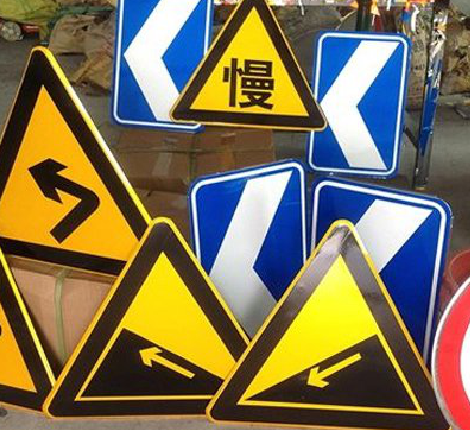 雅安标识标牌中颜色的确定是很重要的。